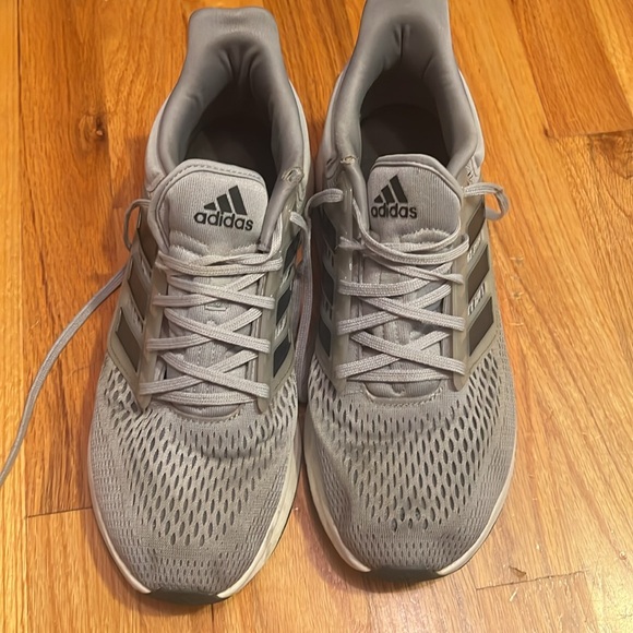 Elevate your performance & style with these exceptional running shoes. - Picture 2 of 5